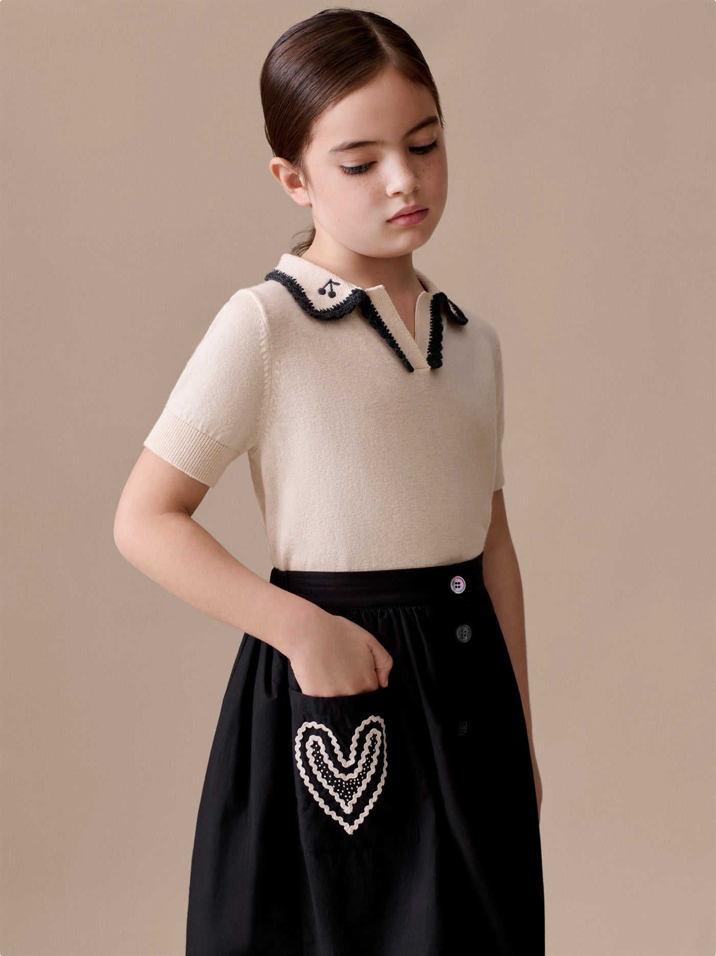 Lisette-Pullover mit handbesticktem Kragen