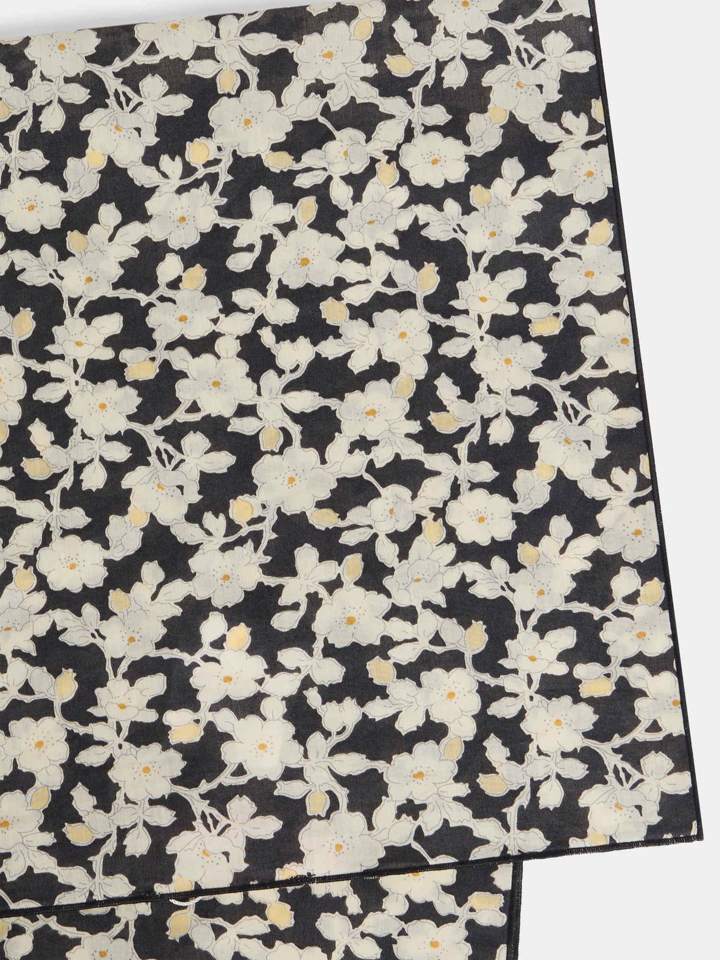 Sciarpa Cayati in tessuto Liberty nero in cotone biologico