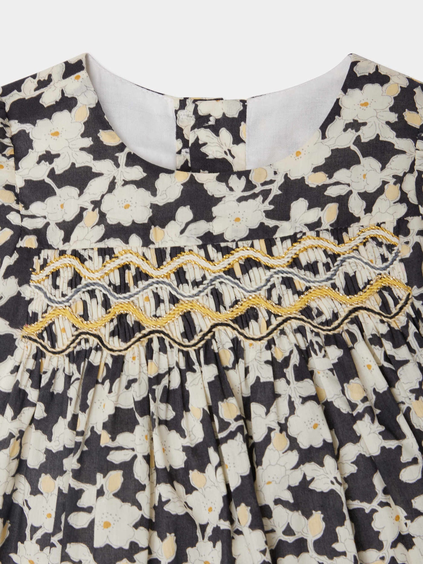 Jailys gesmoktes und besticktes Kleid aus Liberty-Stoff aus Bio-Baumwolle