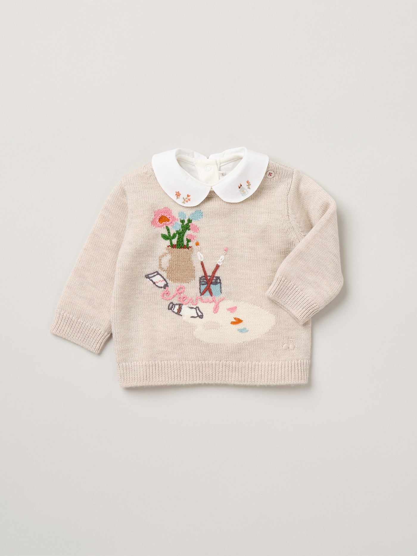 Baby-Pullover Almire mit handbesticktem Maleratelier-Motiv