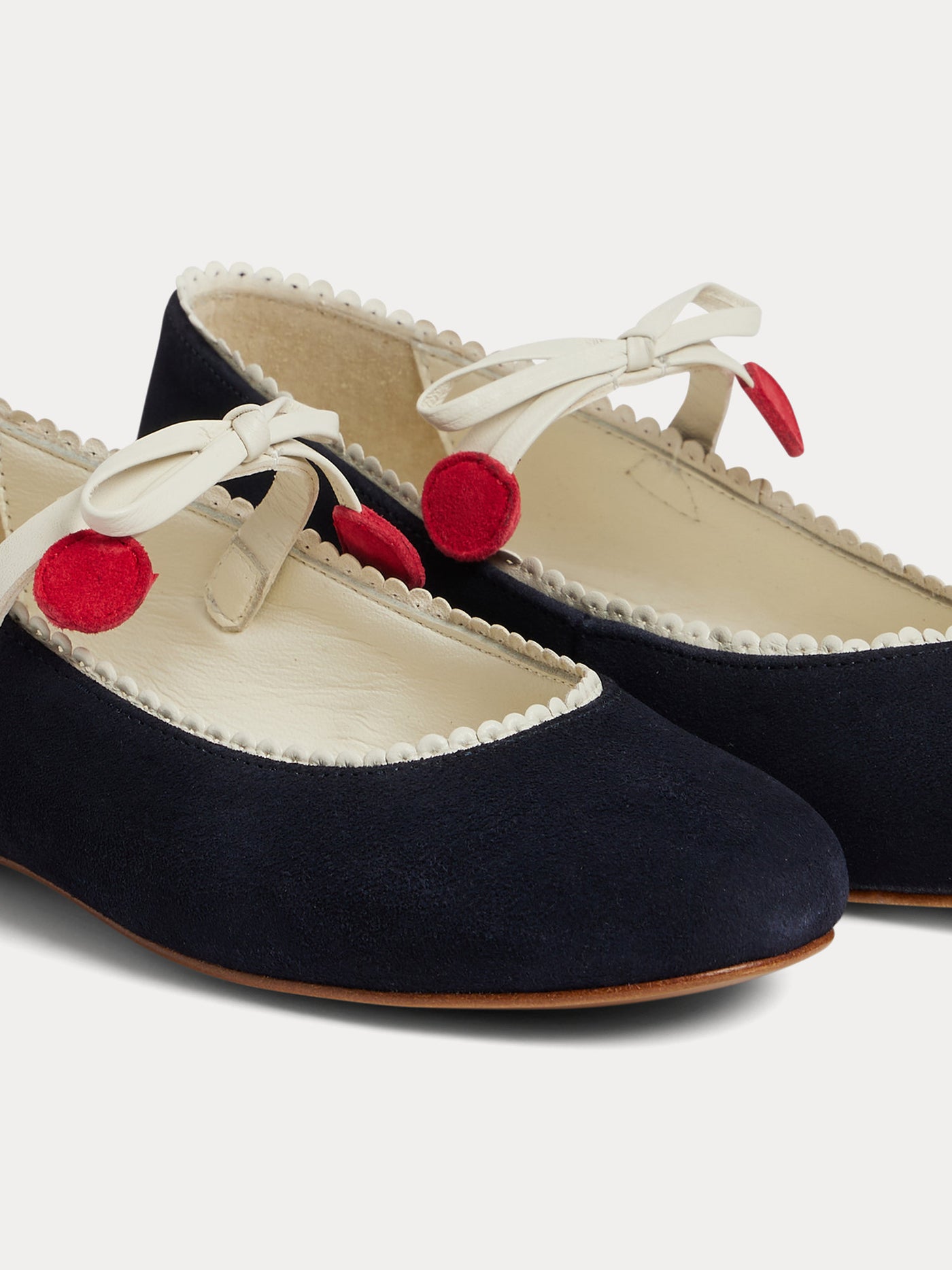 Emilda Mary Janes mit Schleifen