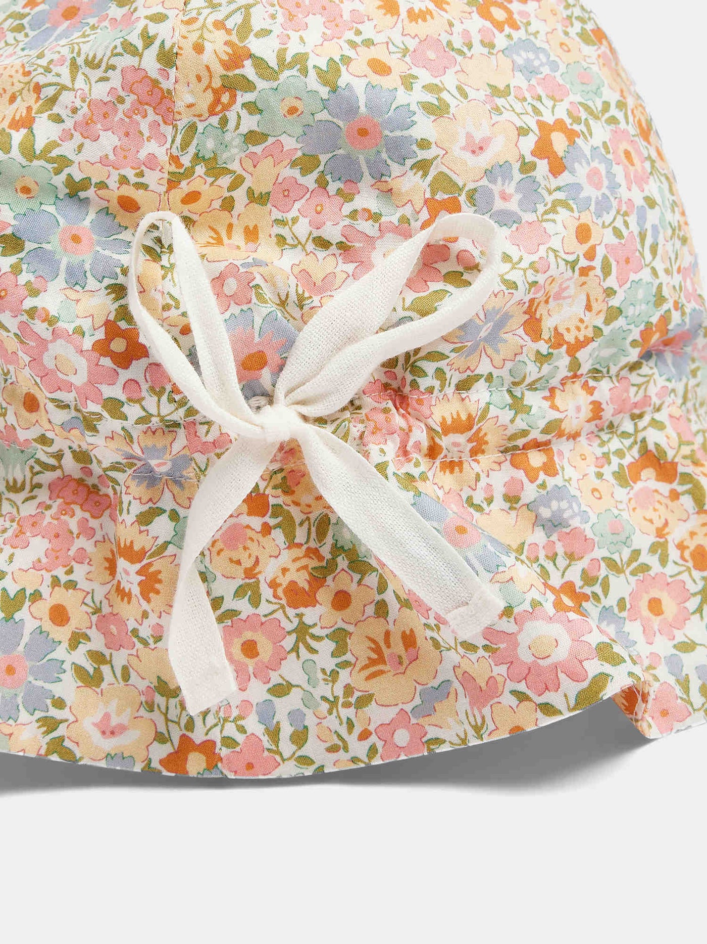 Cappello Grigri con lacci realizzati con tessuti Liberty