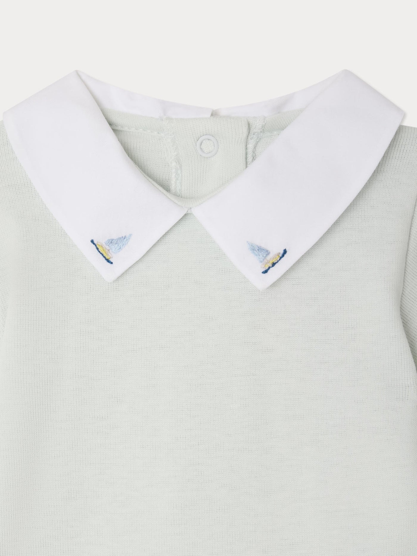 Body Juillet con barche a vela ricamate a mano in cotone biologico