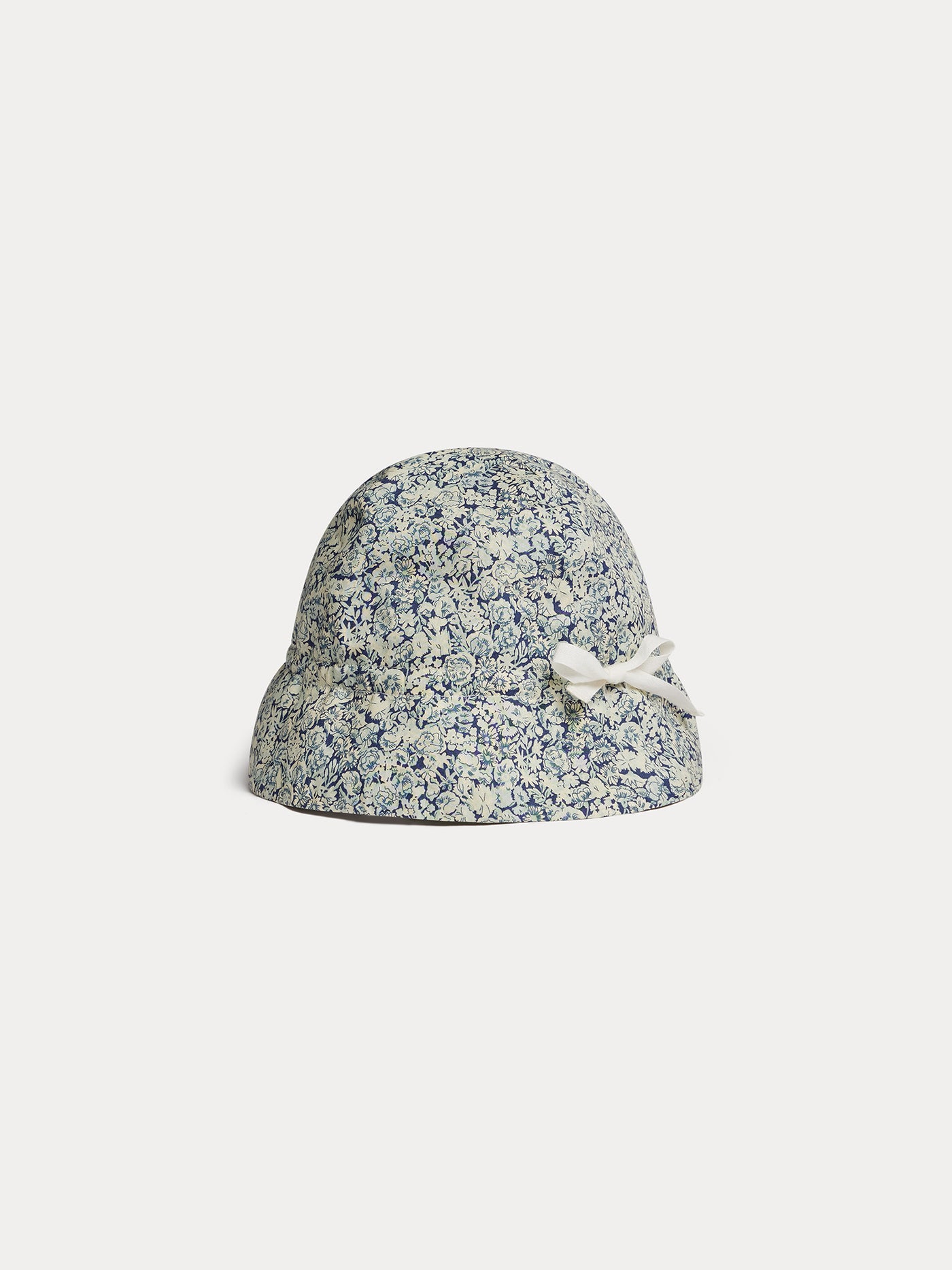 Cappello Grigri con fiori blu in tessuto Liberty di cotone biologico