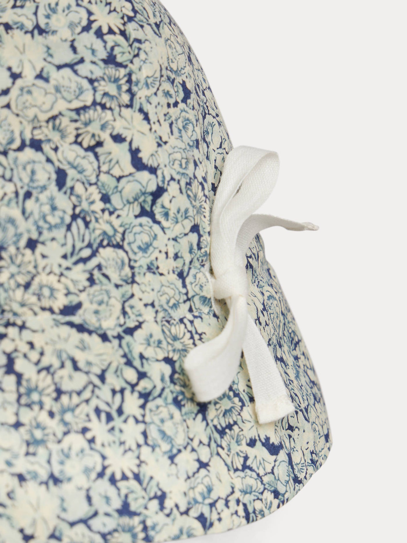 Hut Grigri mit blauen Blumen aus Liberty-Stoff aus Bio-Baumwolle