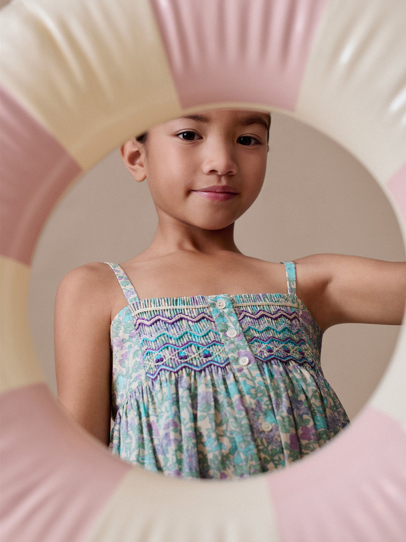 Abito Passion con smock e ricamo in tessuto Liberty in cotone biologico