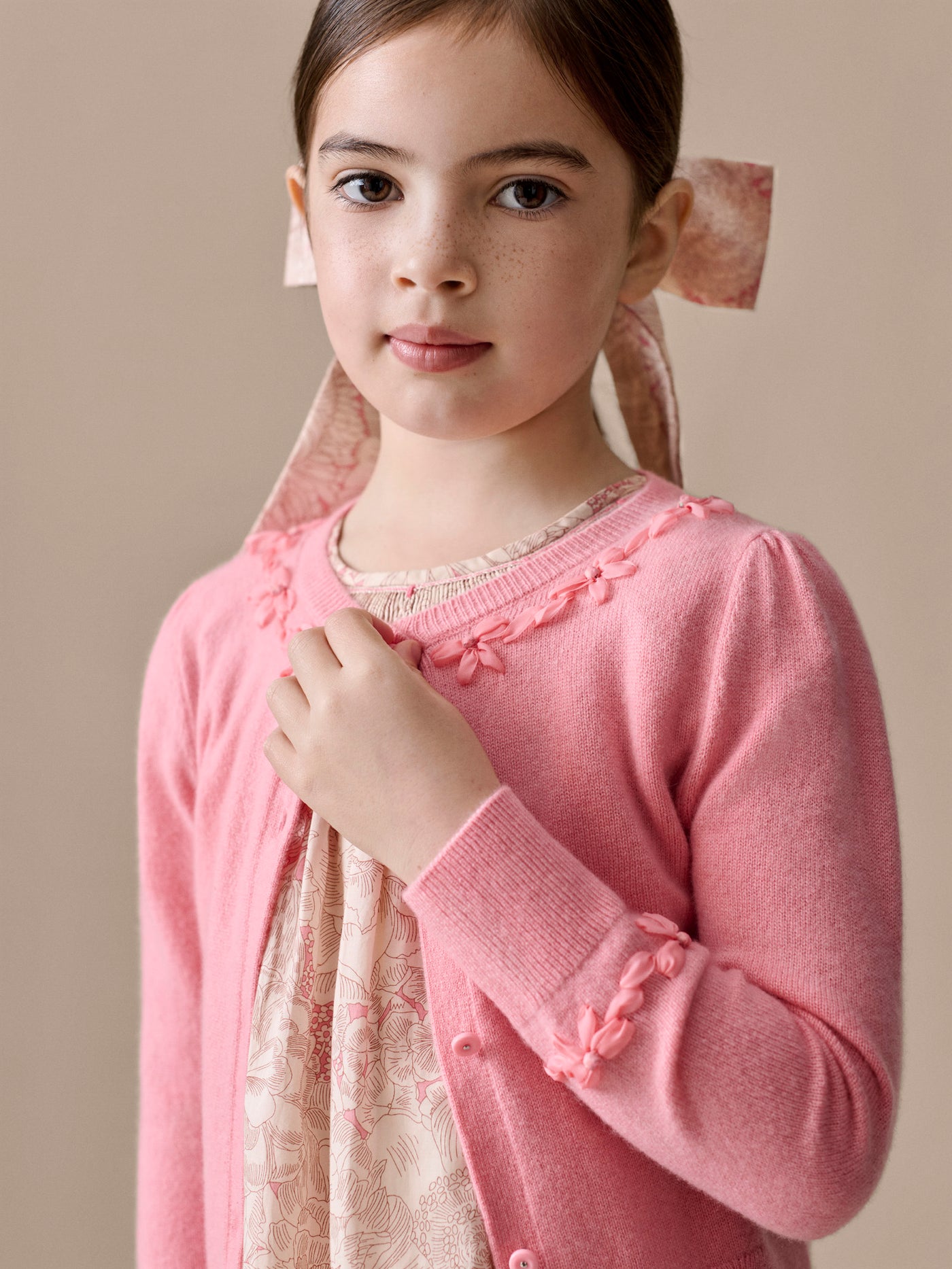 Cardigan Liora girocollo e ricamato a mano in cashmere 