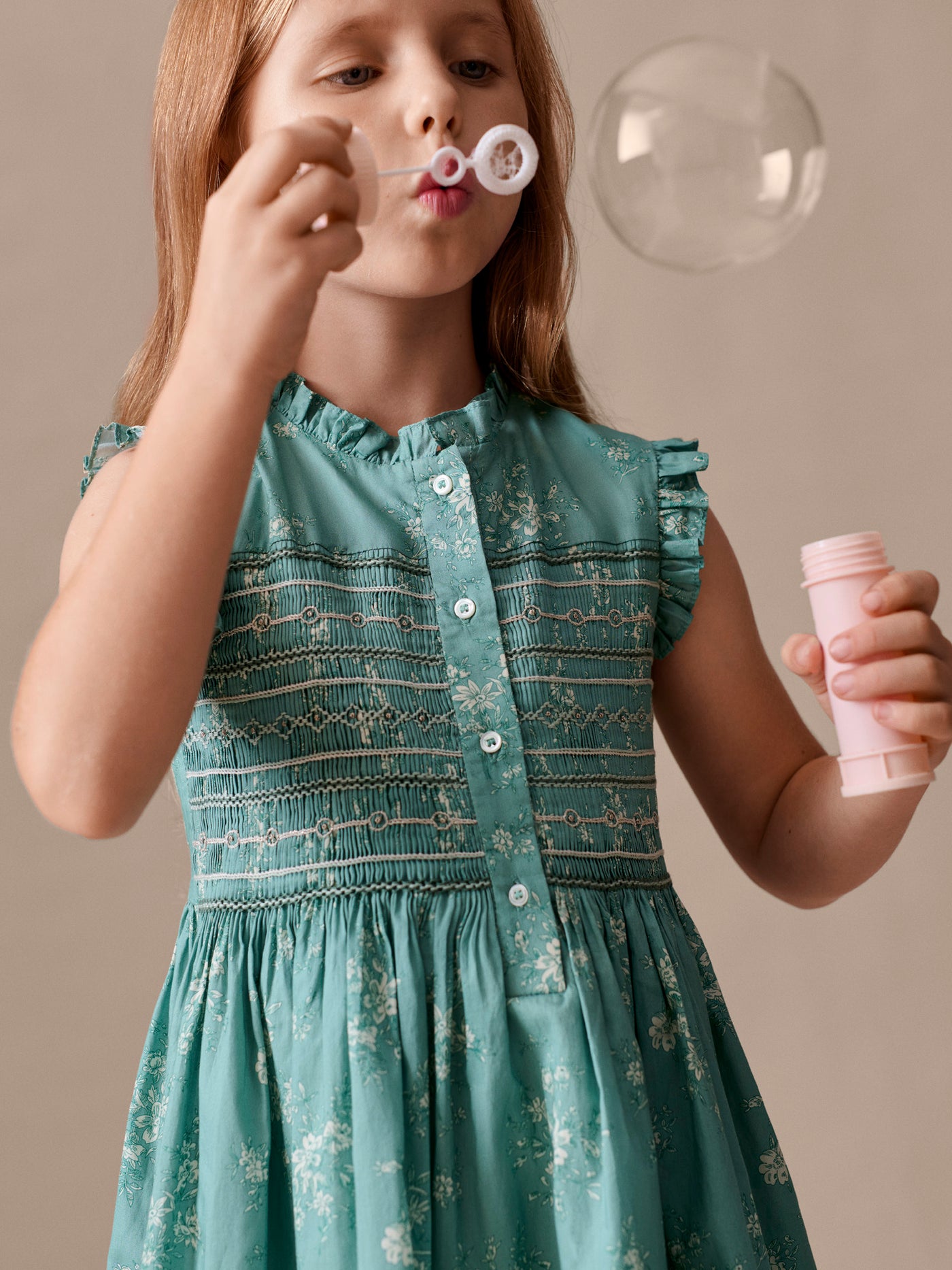 Robe Fabiola smockée et brodée main en tissu Liberty en coton biologique