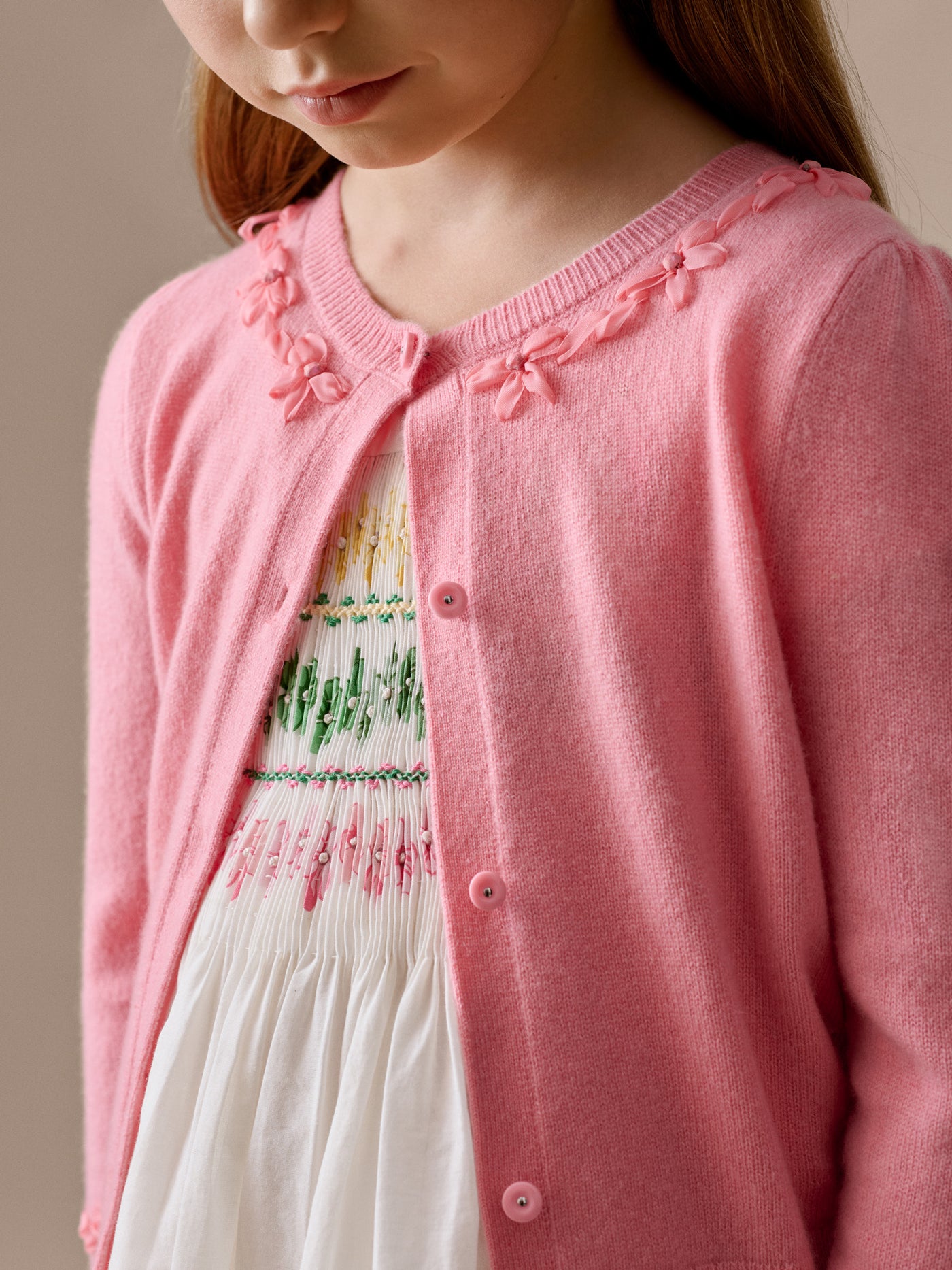 Cardigan Liora girocollo e ricamato a mano in cashmere 