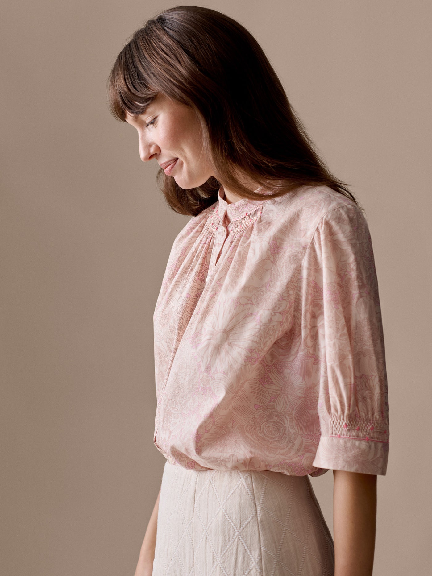 Camicetta Lucy con smock e ricami fatti a mano in tessuto Liberty di cotone biologico