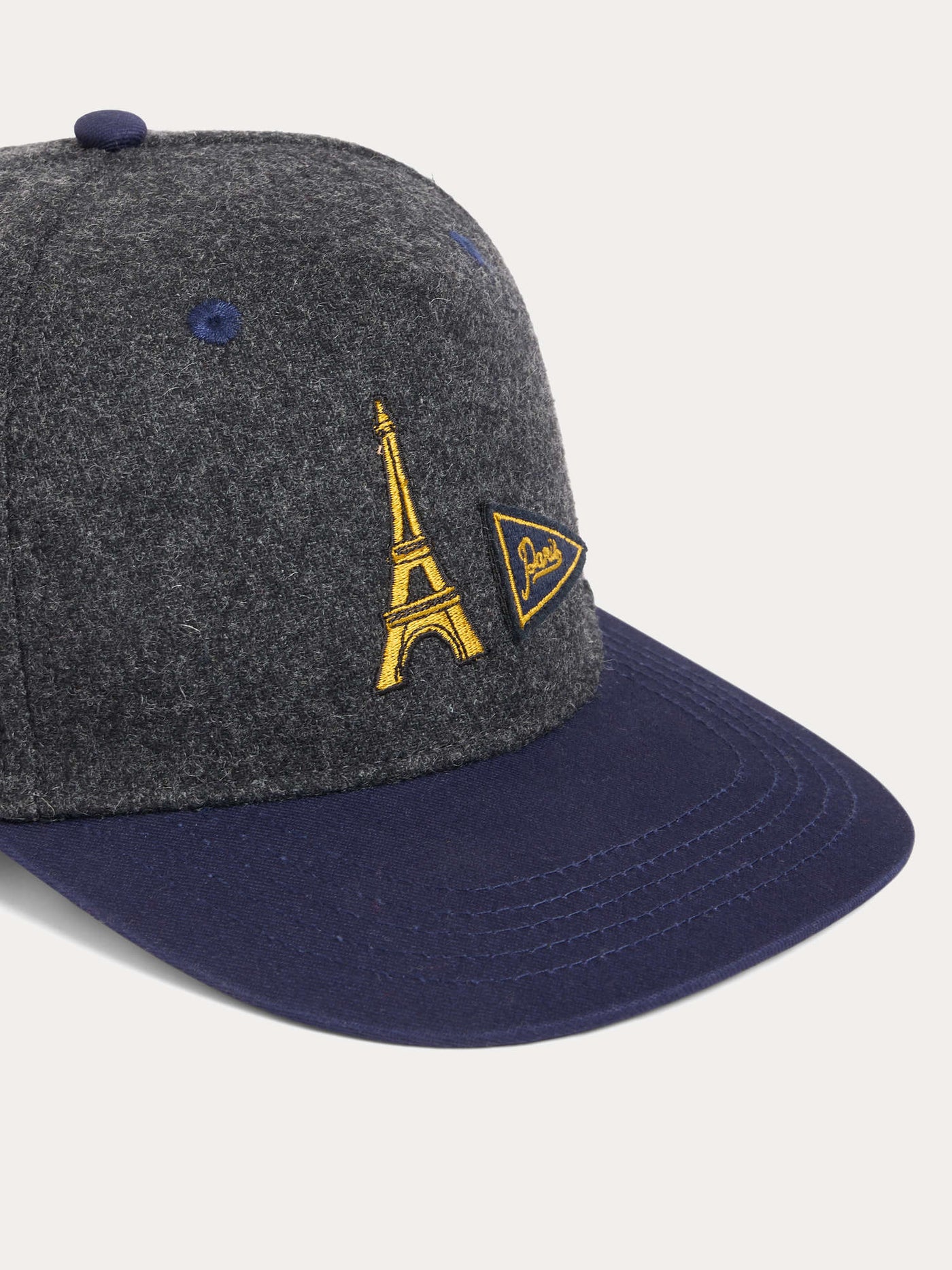 Boston-Cap mit Paris-Stickerei