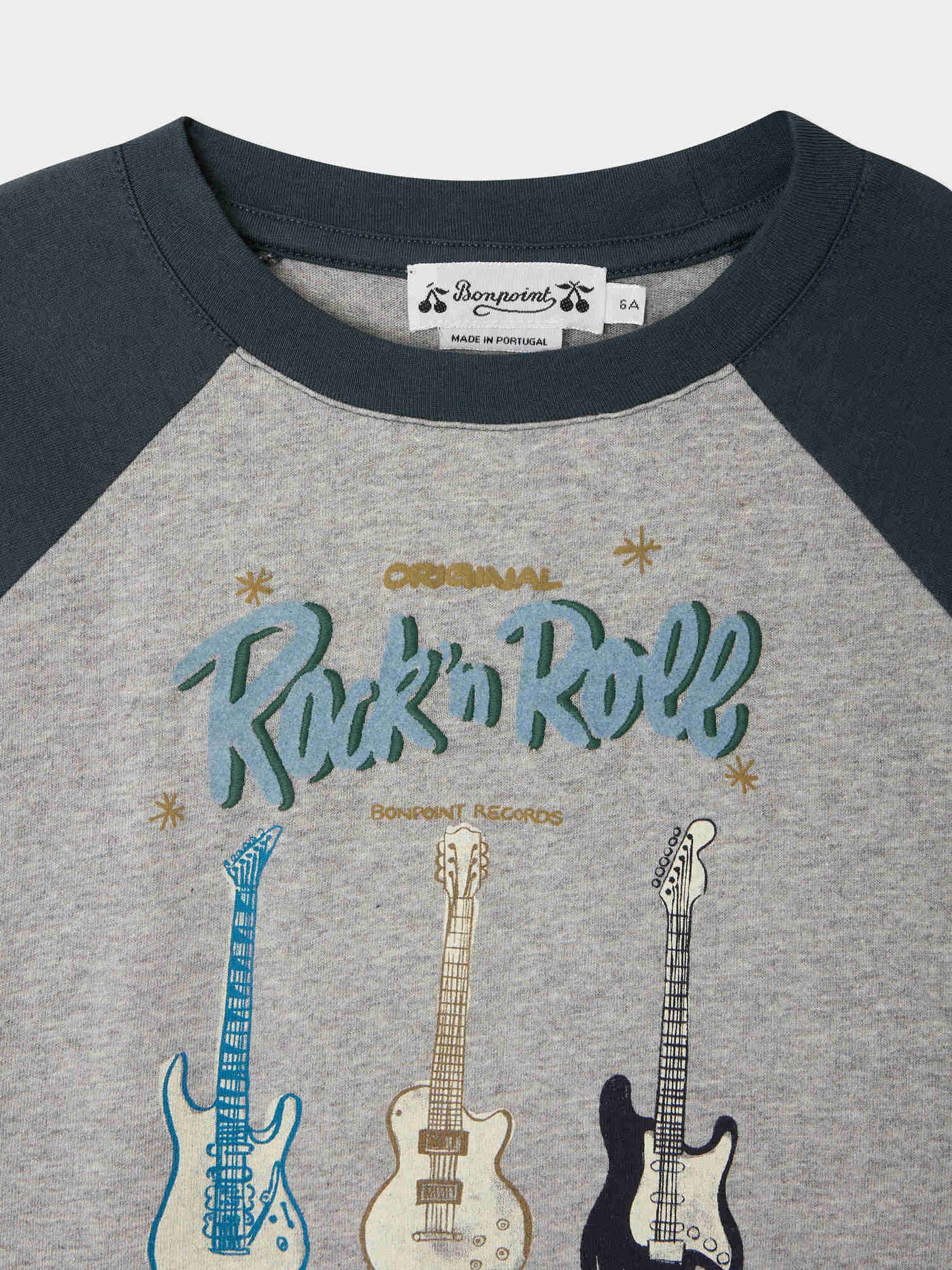 T-Shirt aus Bio-Baumwolle mit Guri-Aufdruck und -Stickerei