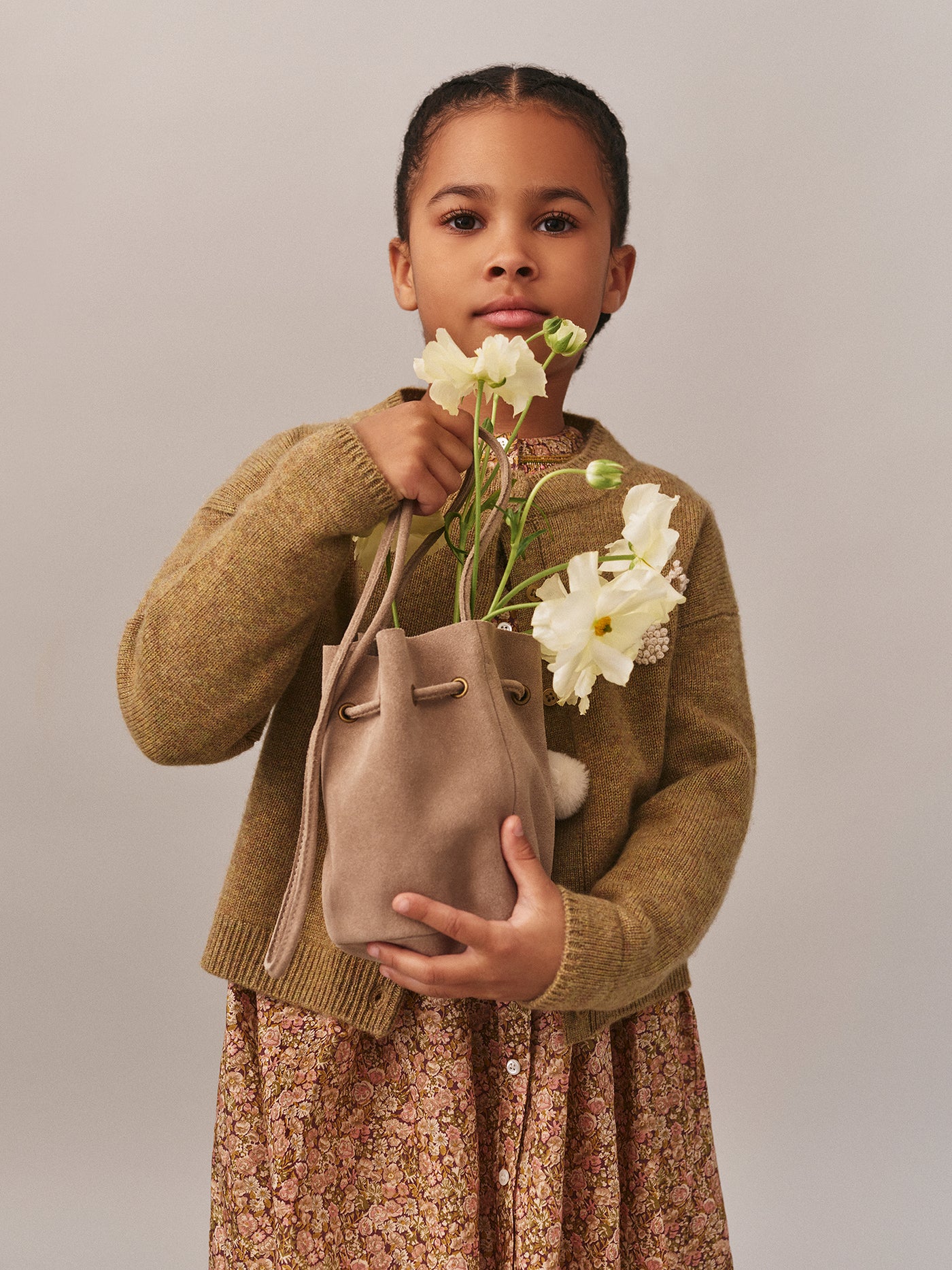 Borsa Jessika in pelle scamosciata e pompon in pelliccia sintetica