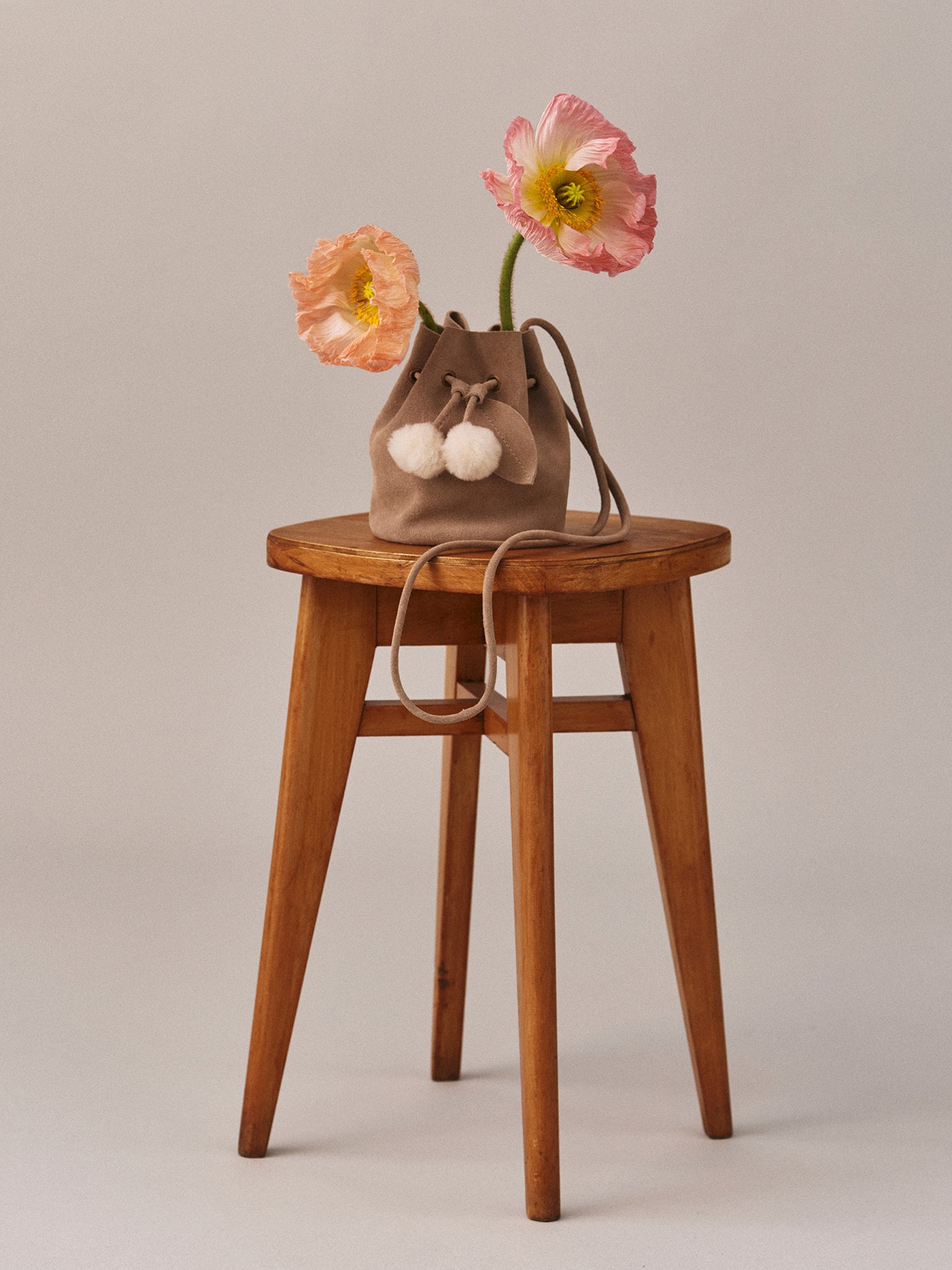 Sac Jessika en cuir velours et pompon fausse fourrure