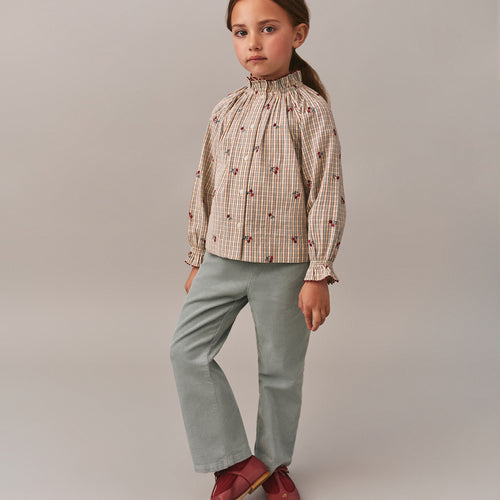 Blusa Jordana con volant in cotone biologico e ricamo di ciliegie