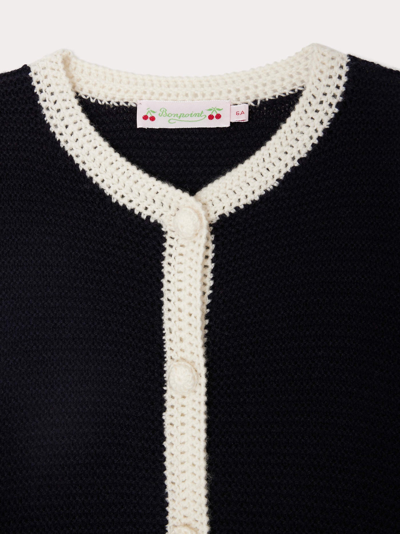 Elaia Cardigan mit gehäkelten Kirschen aus Wolle