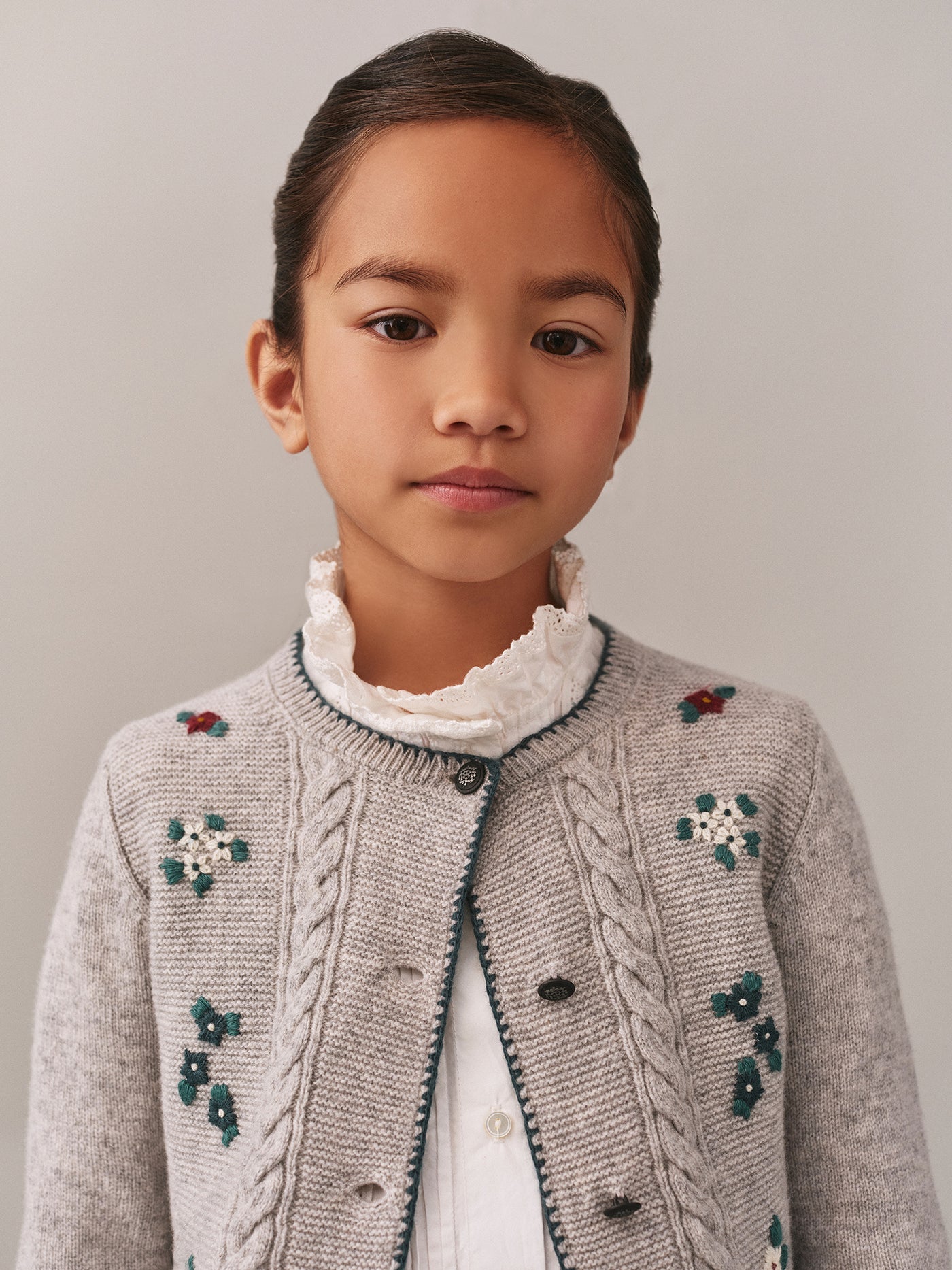 Jamina-Cardigan mit handgestickten Blumen aus Wolle