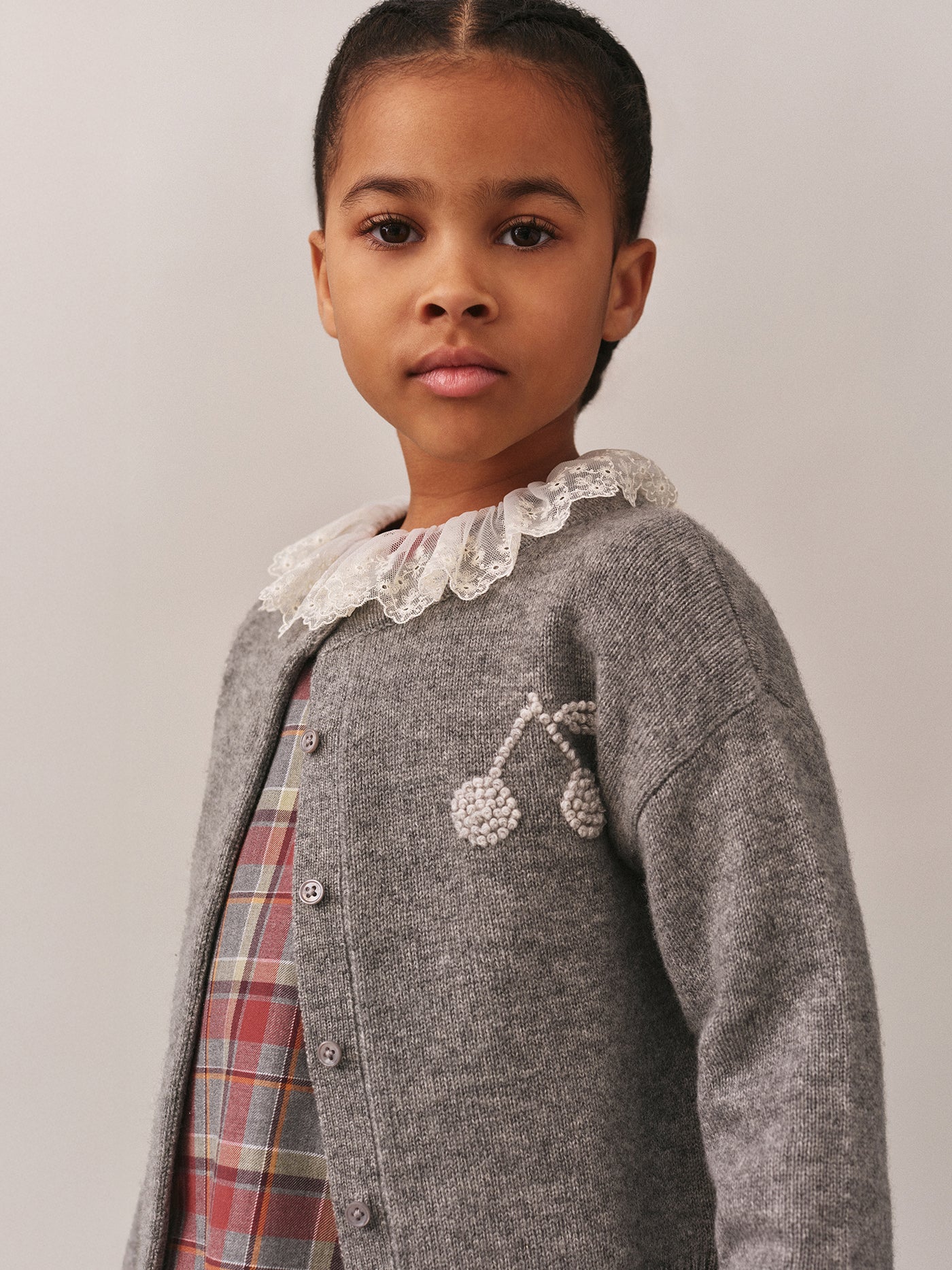 Cardigan Judicael brodé main cerise en cachemire gris