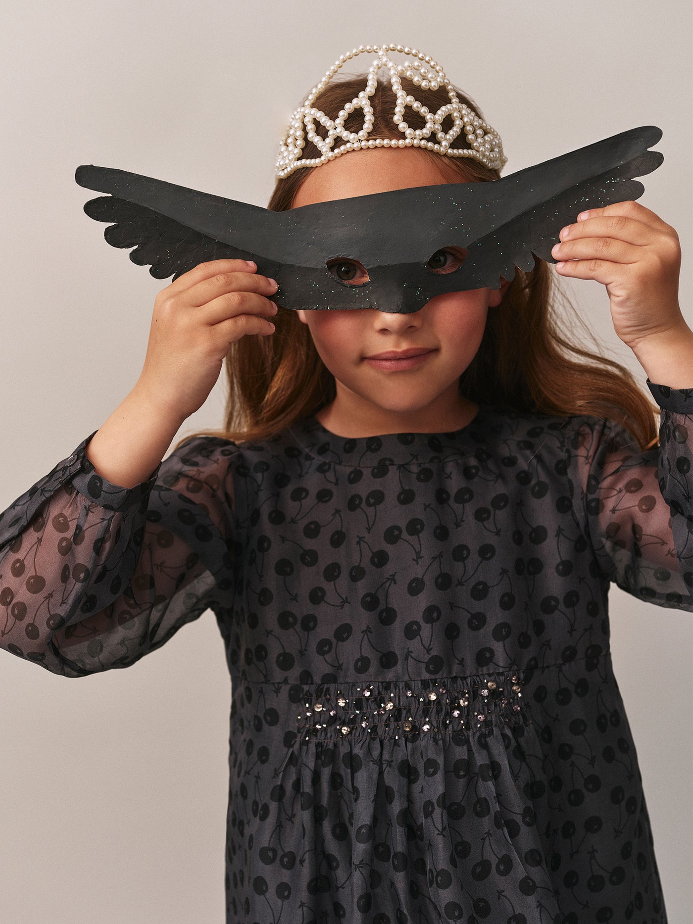 Robe Junia smockée à imprimés cerises rebrodés à la main de strass en soie