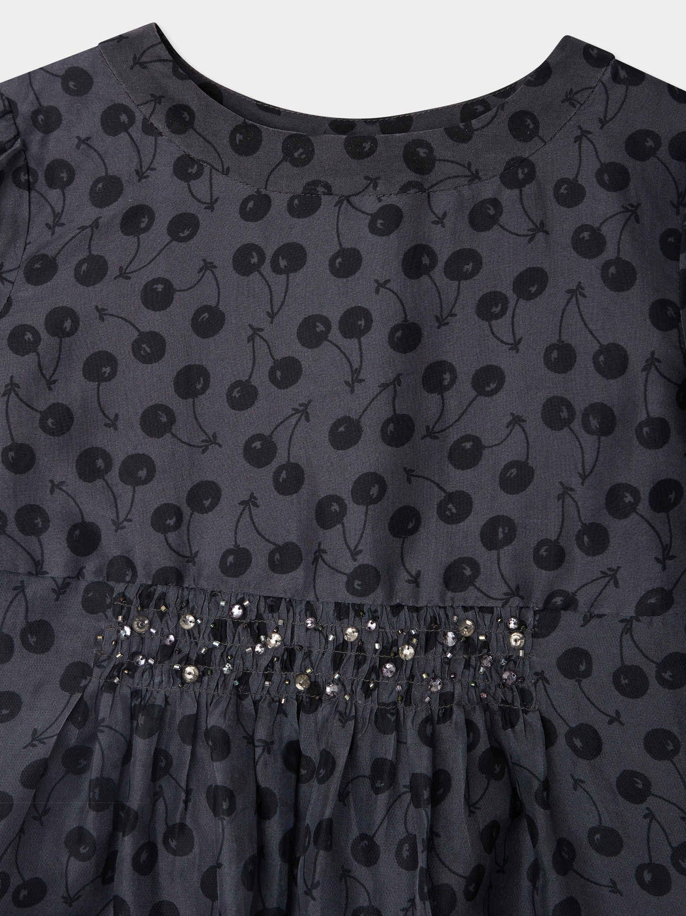 Robe Junia smockée à imprimés cerises rebrodés à la main de strass en soie
