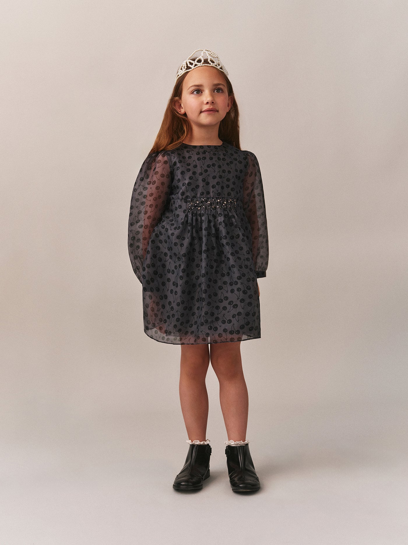 Abito Junia a punto smock con stampe di ciliegie ricamato a mano con strass di seta