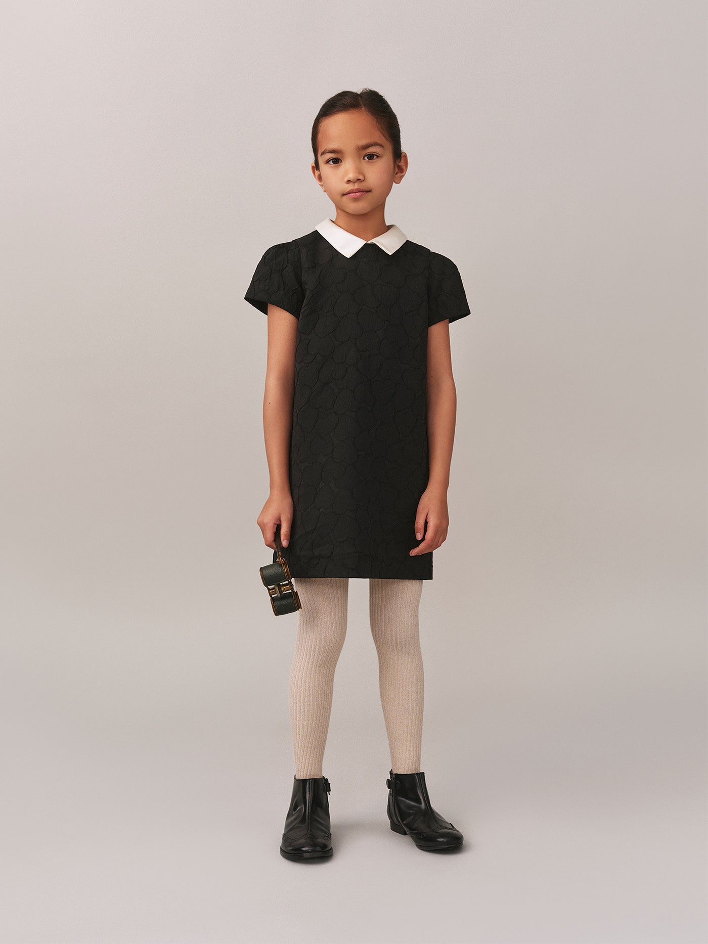 Jadey-Kleid aus Jacquard mit Herzmuster und kontrastierendem Satinkragen