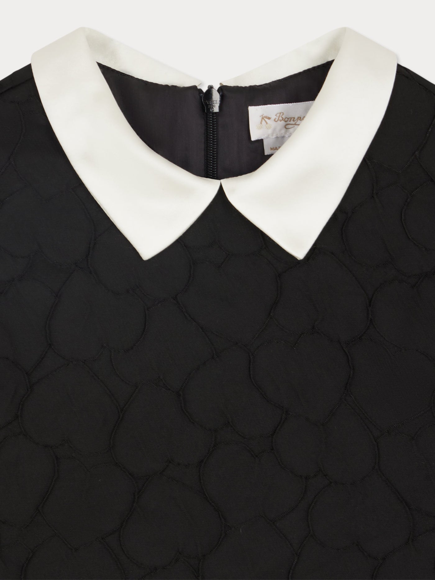 Jadey-Kleid aus Jacquard mit Herzmuster und kontrastierendem Satinkragen