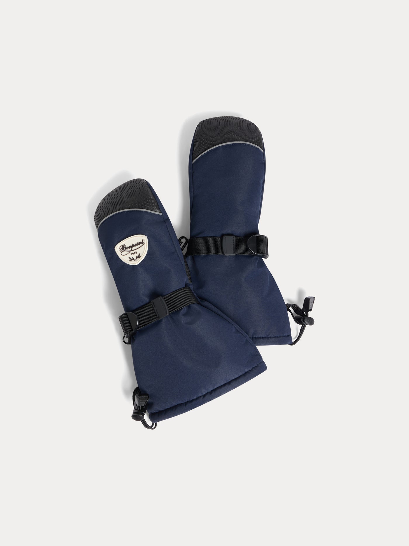 Jidi mittens with cord attachment for skiing