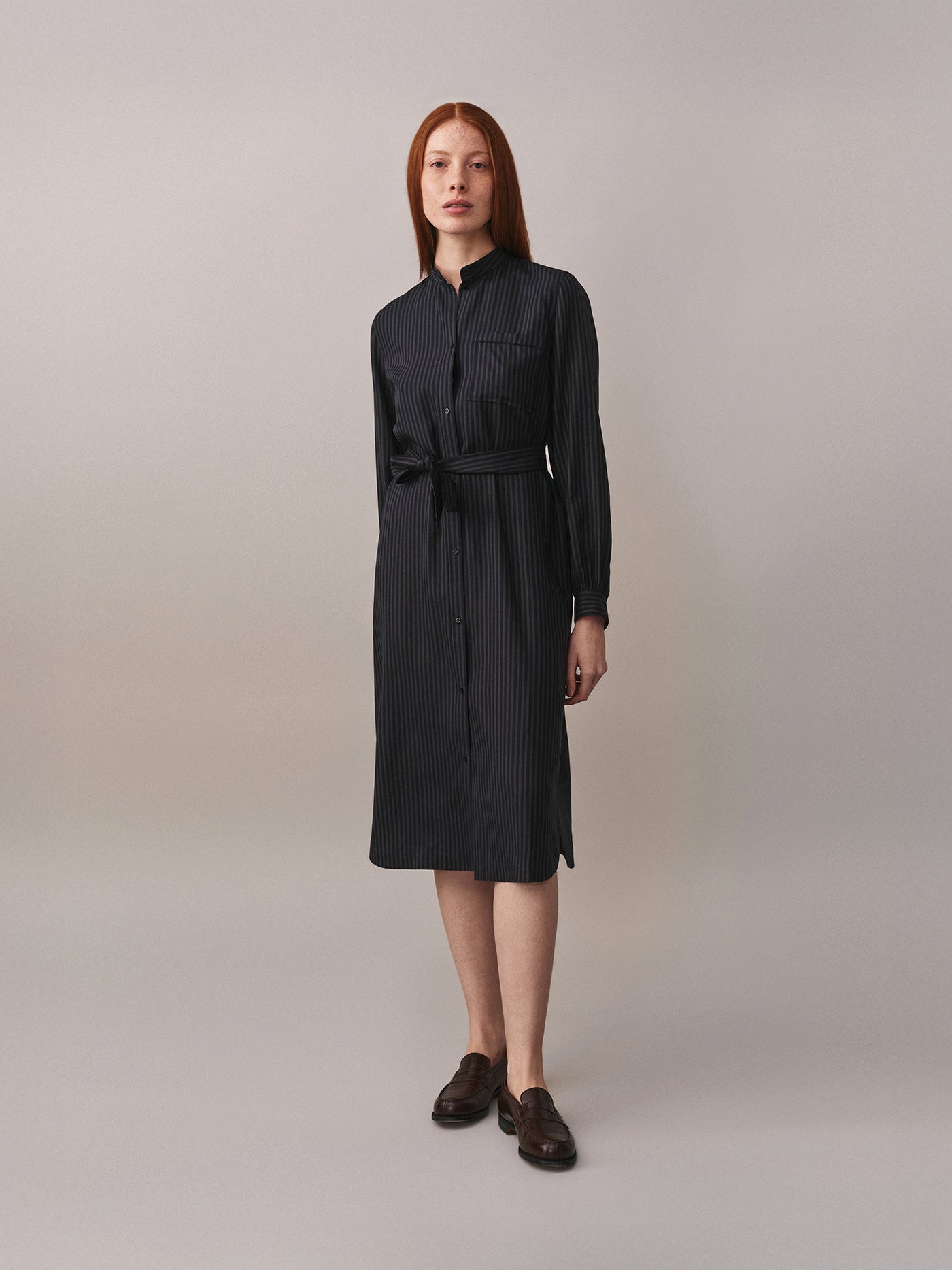 Schwarz gestreiftes Joueuse Kleid