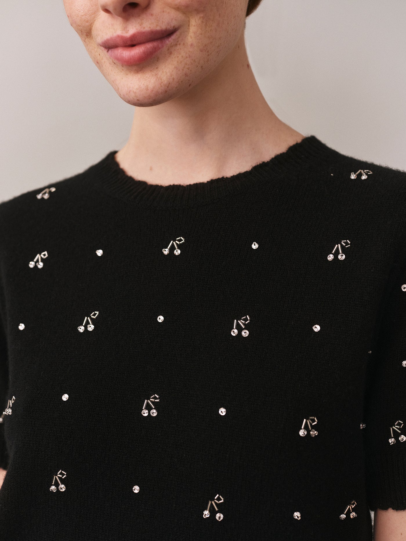 Pull Jossia avec broderies cerises en perles en laine et cachemire