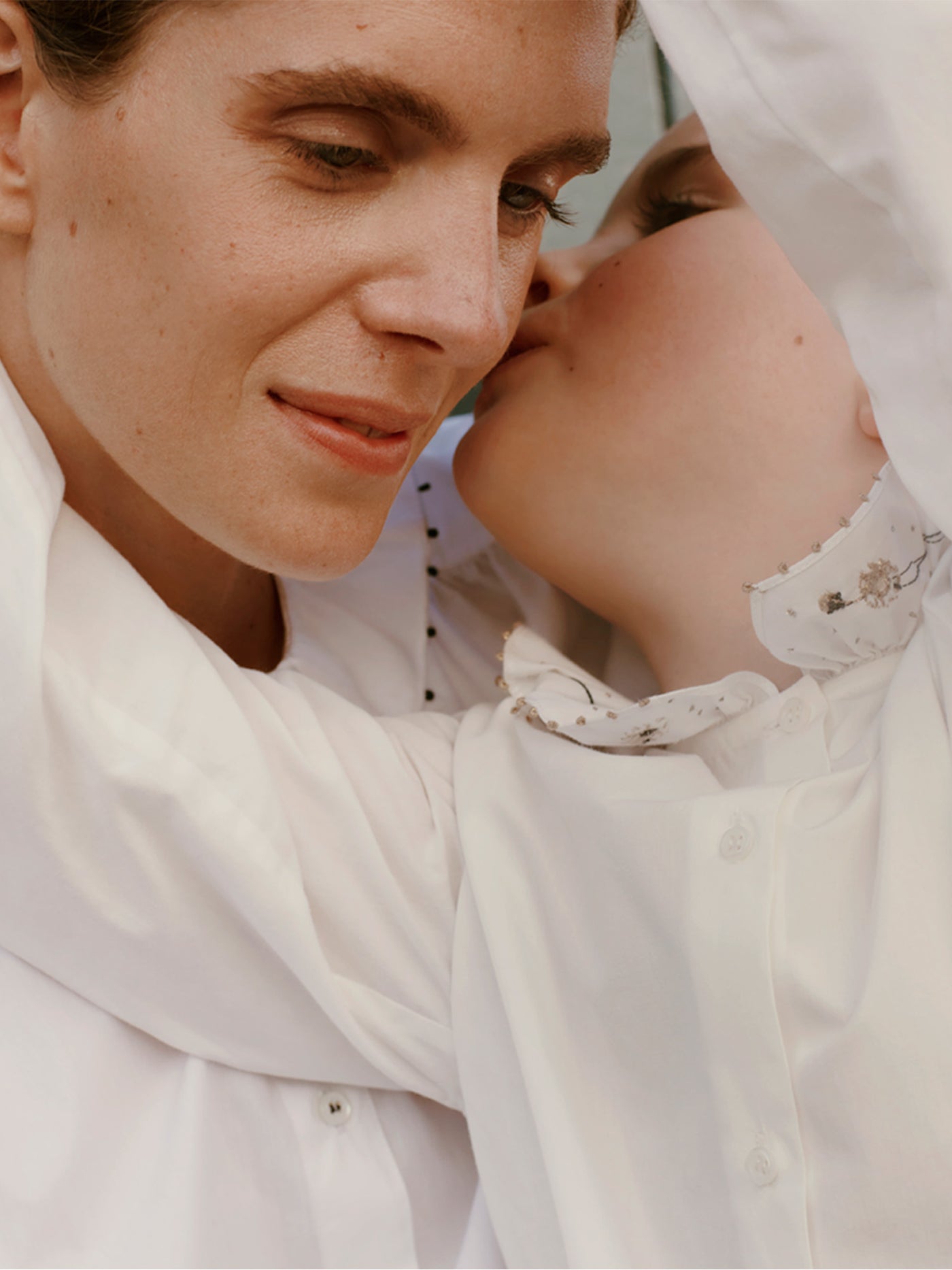 Joba Bluse mit besticktem Kragen aus Bio-Baumwolle