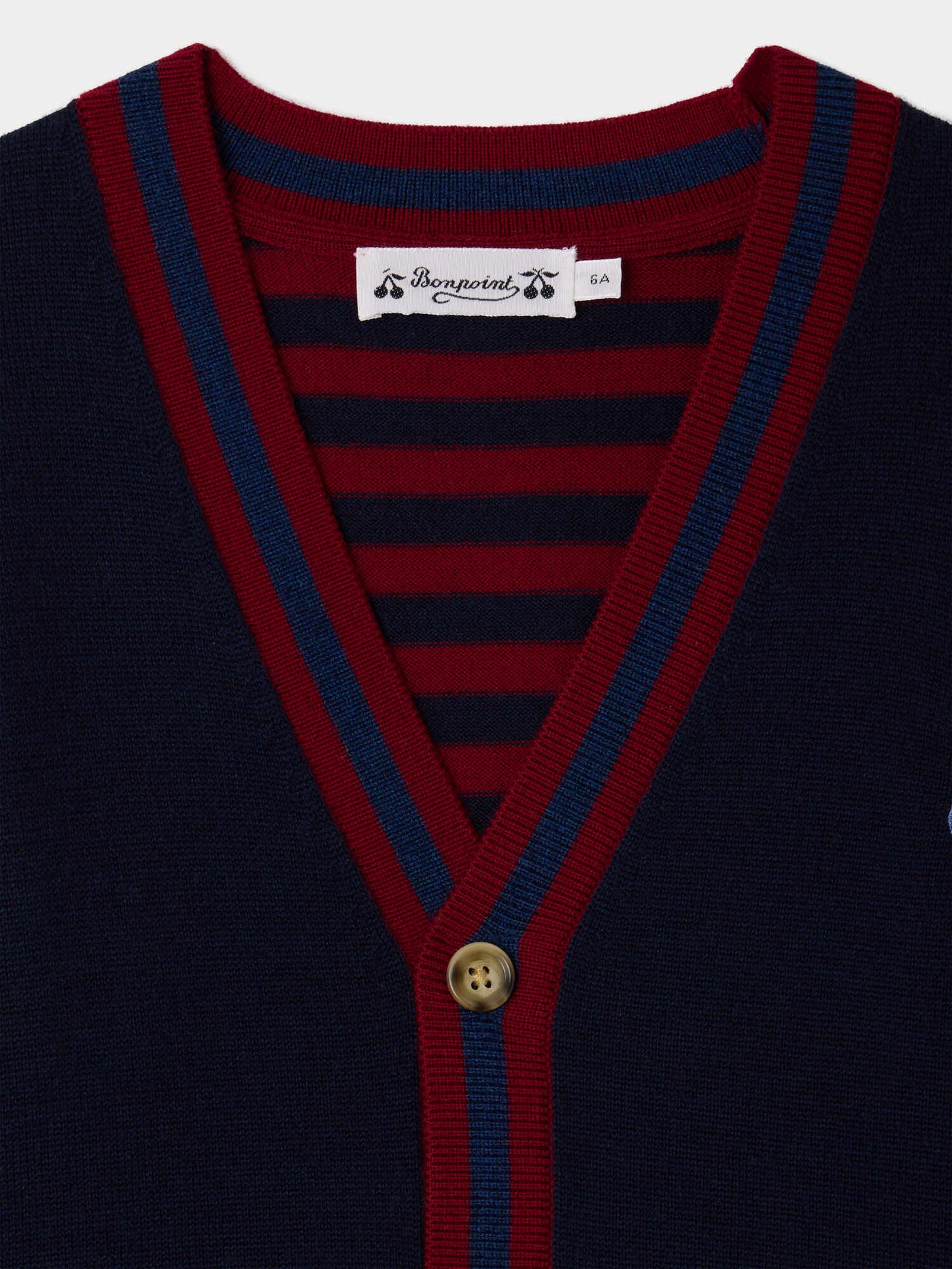 Cardigan Julian mit V-Ausschnitt und besticktem Patch aus Wolle