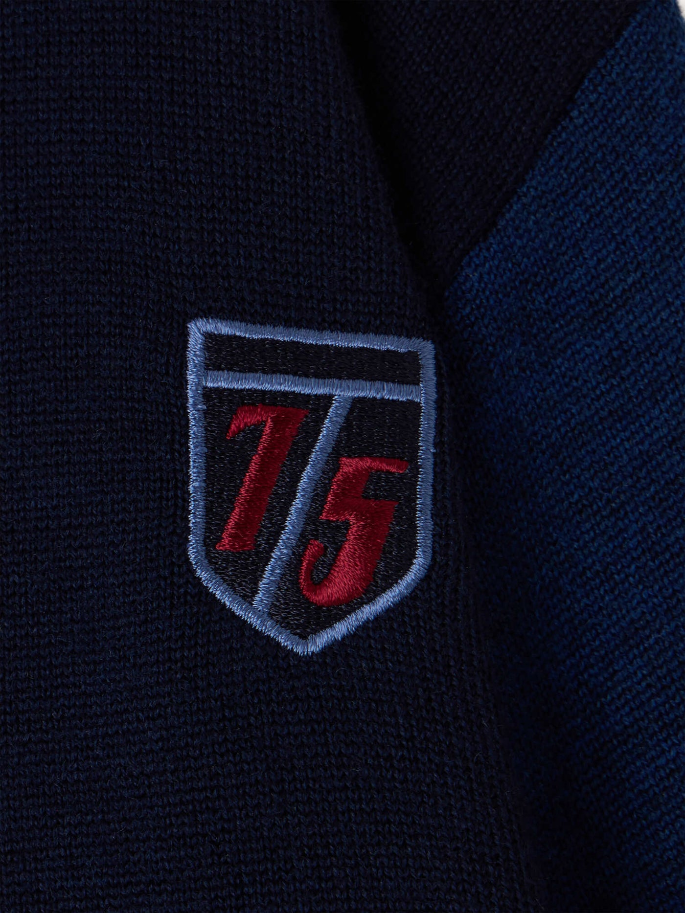 Cardigan Julian mit V-Ausschnitt und besticktem Patch aus Wolle