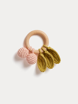 Hochet Becherrymini rose crocheté main en coton biologique
