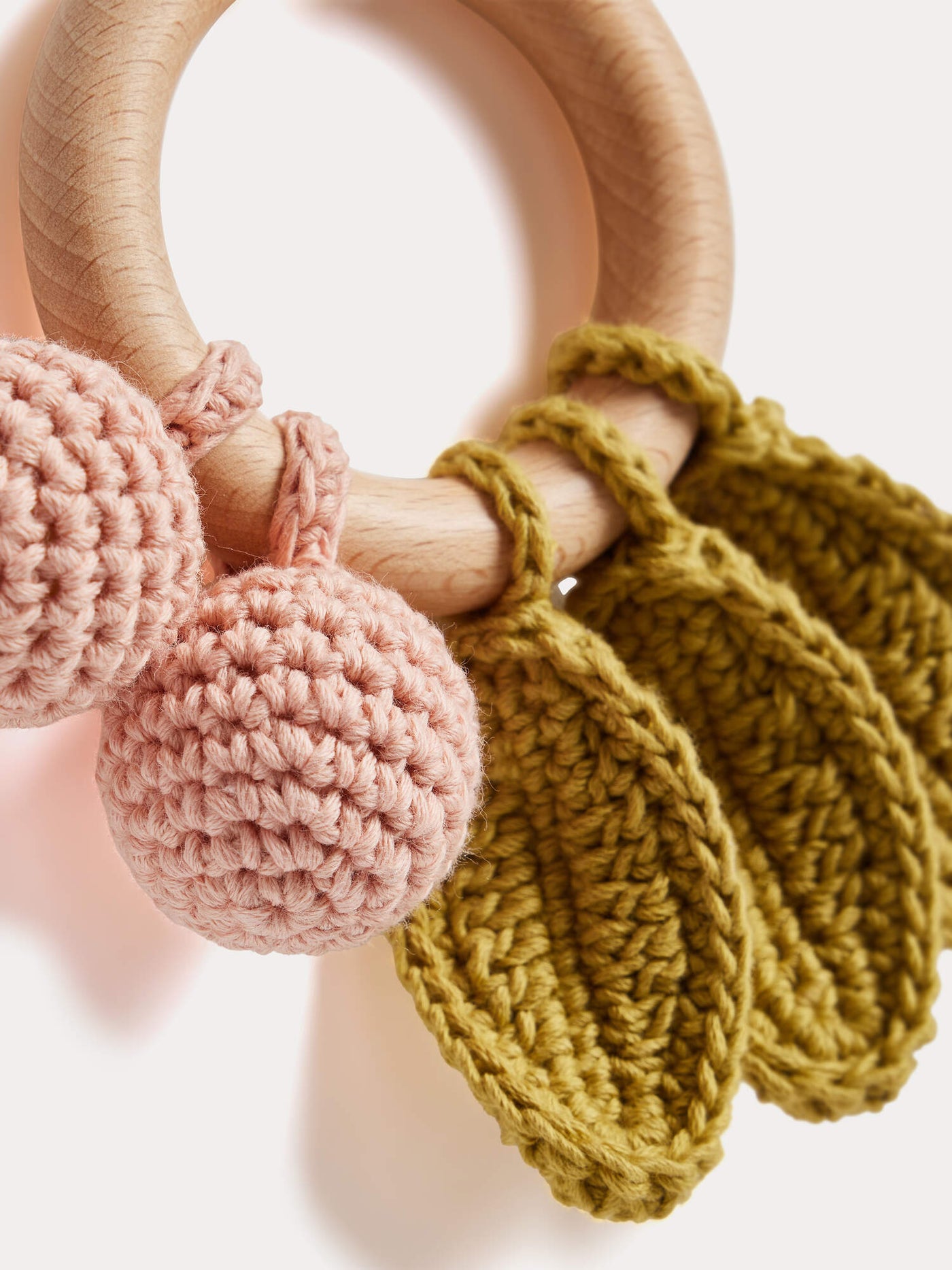 Hochet Becherrymini rose crocheté main en coton biologique