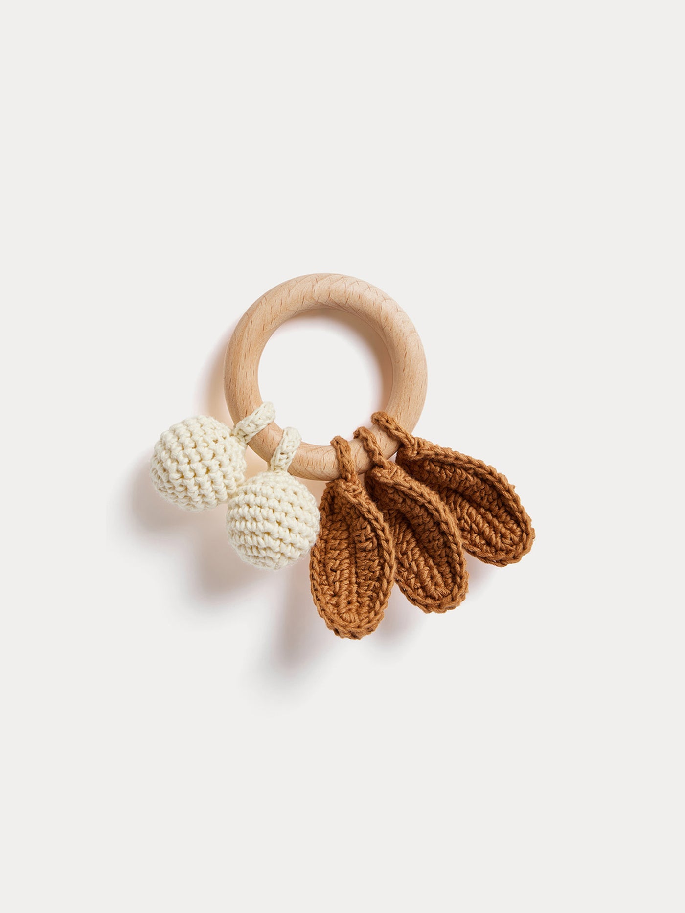 Hochet Becherrymini marron crocheté main en coton biologique