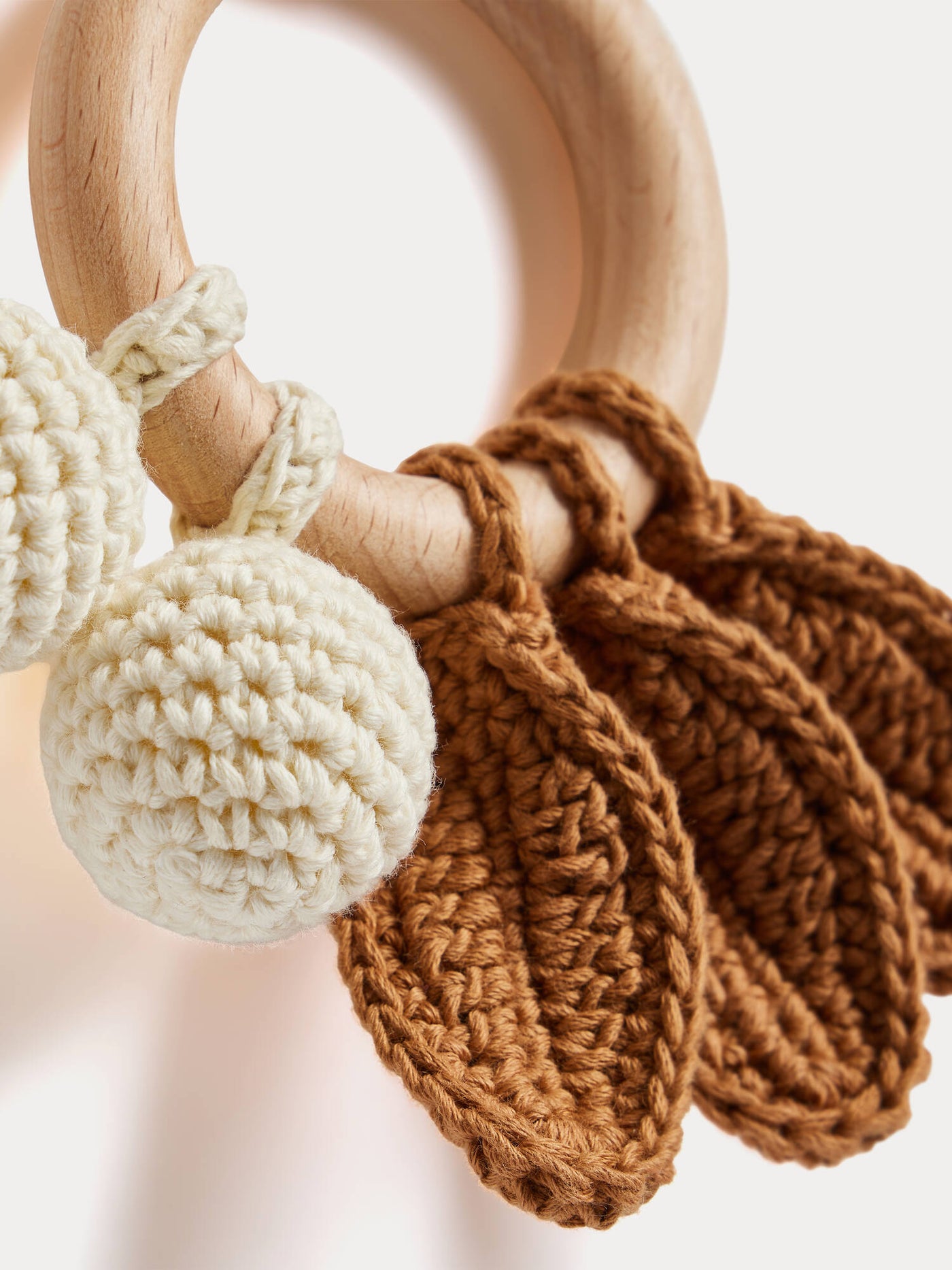Hochet Becherrymini marron crocheté main en coton biologique