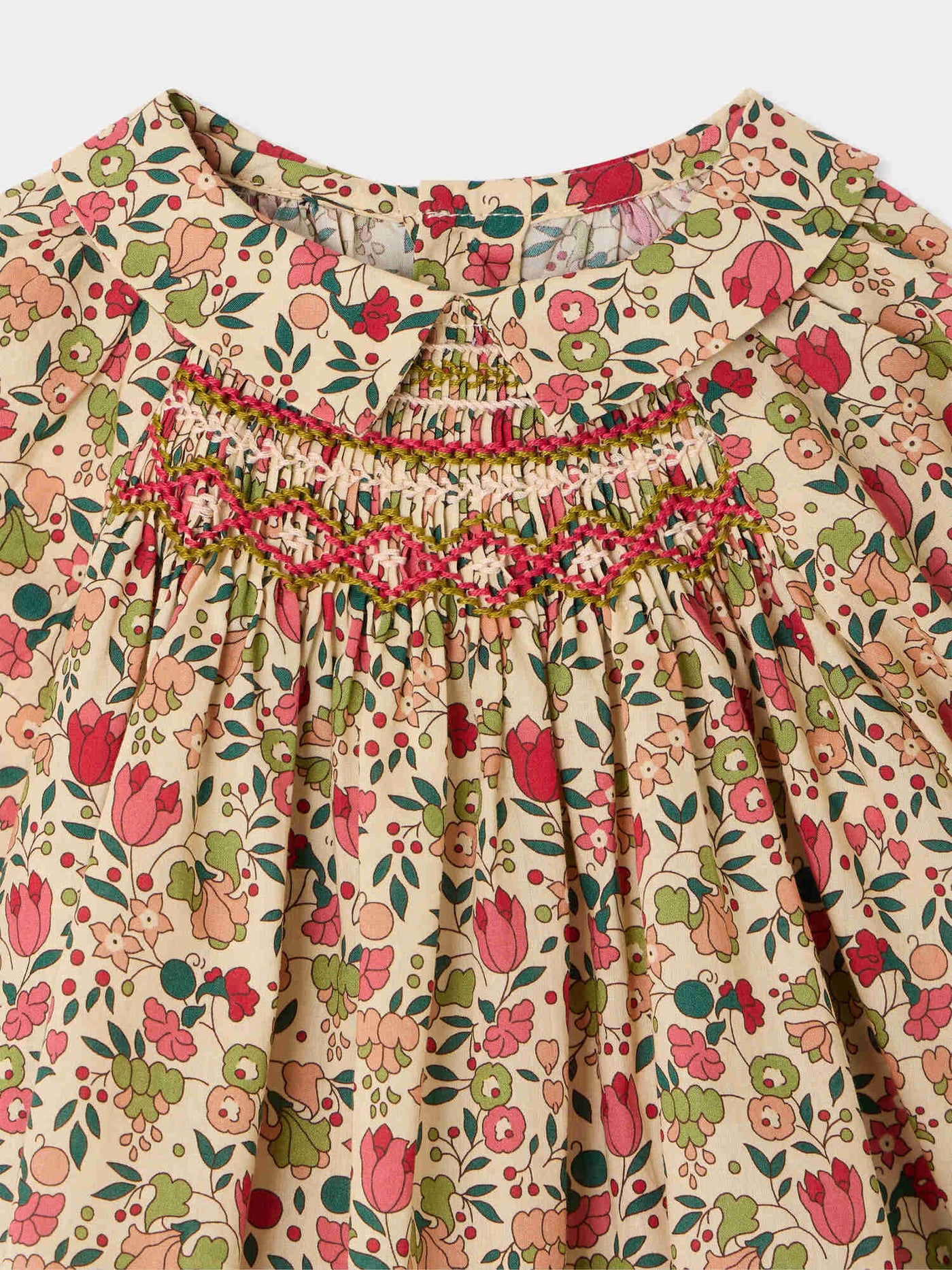 Pompom Baby-Bluse aus Liberty-Stoff, gesmokt und handbestickt, Bio-Baumwolle