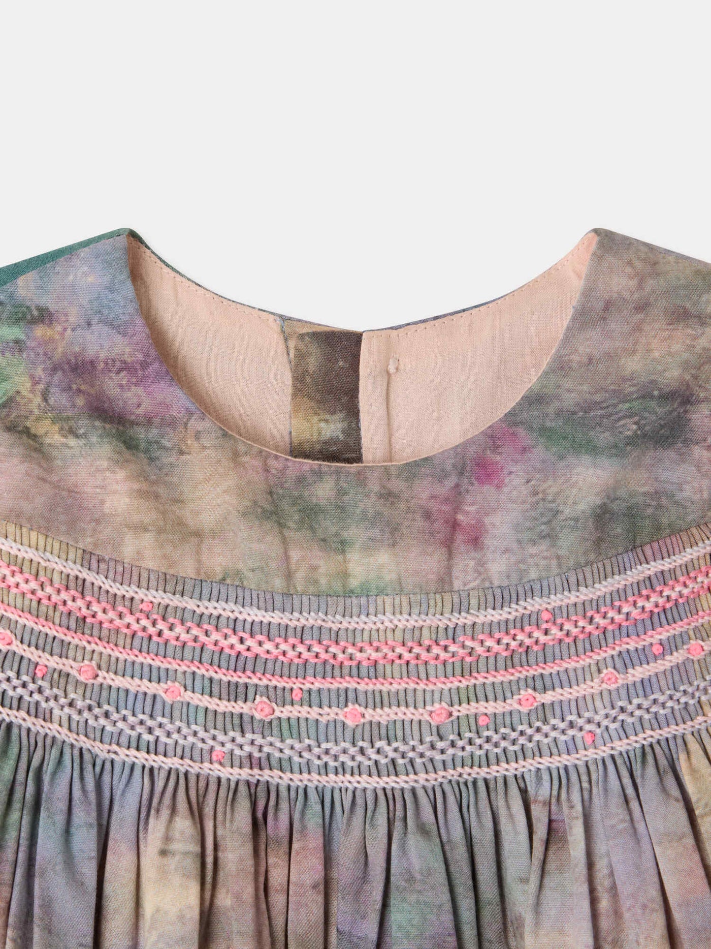 Bonpoint x MoMA robe bébé Maruska smockée et brodée main en coton biologique