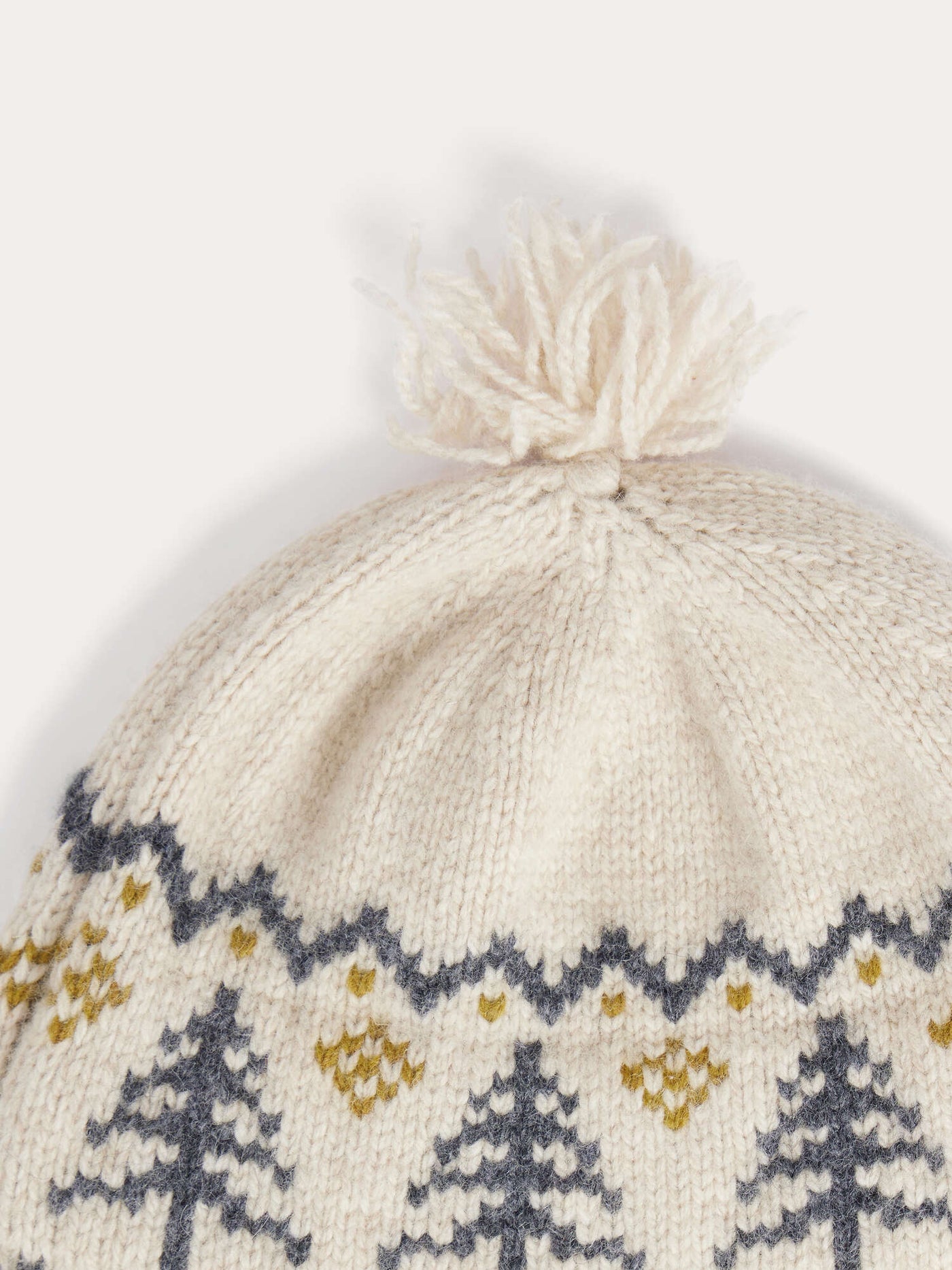 Baby-Mütze Tinna aus Tannenbaum-Jacquard mit Bommel und Kordeln