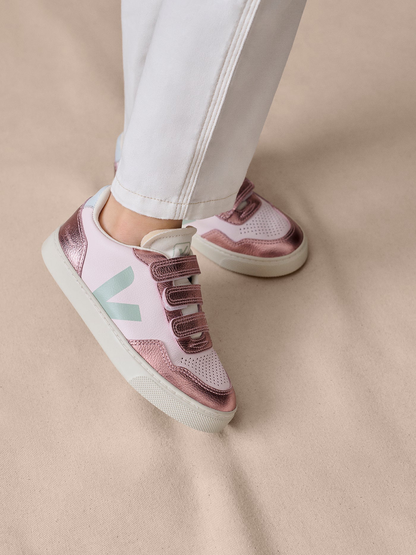 Bonpoint x Veja Baskets Bébé V90 roses
