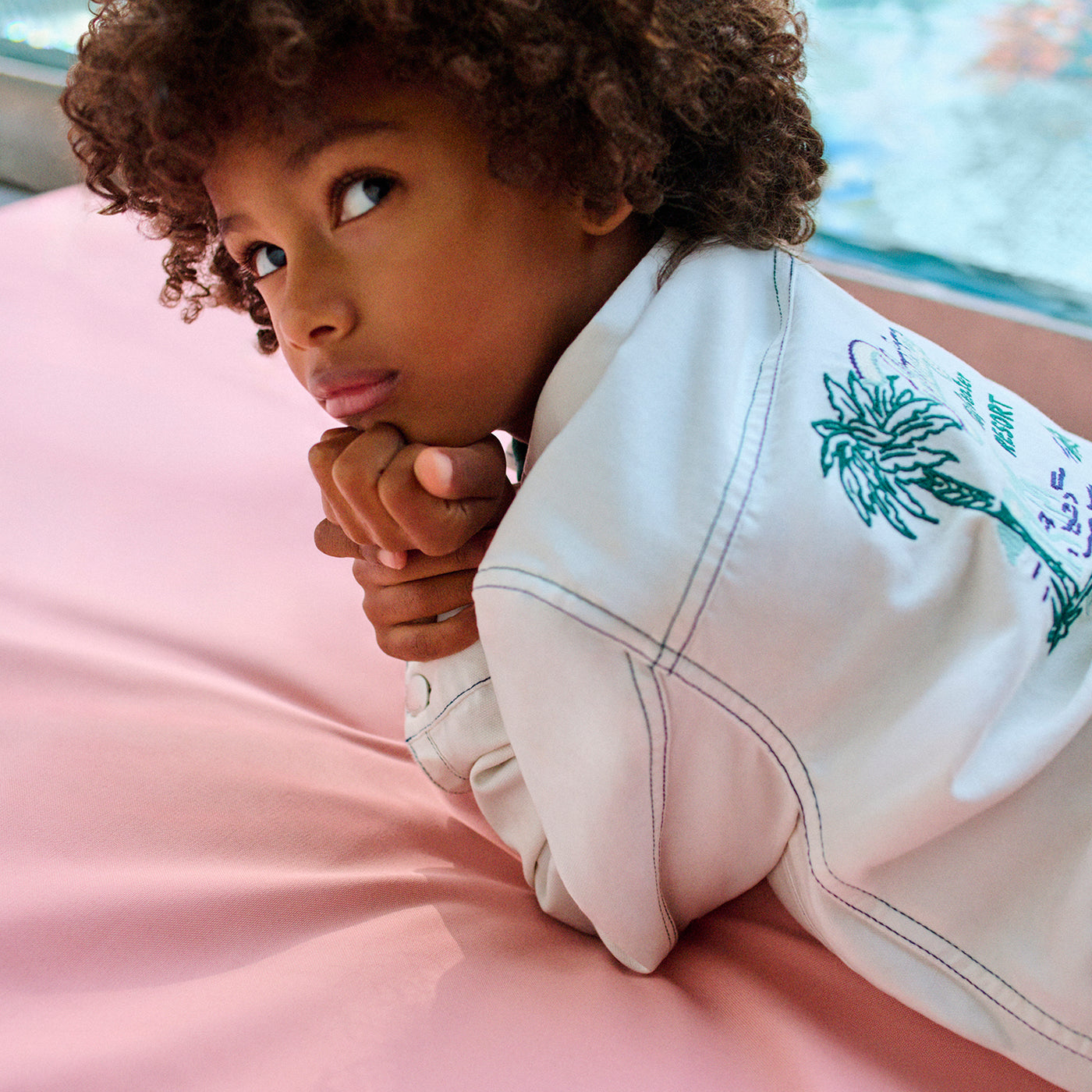 Veste en denim Leddis avec surpiqûres contrastées en coton biologique